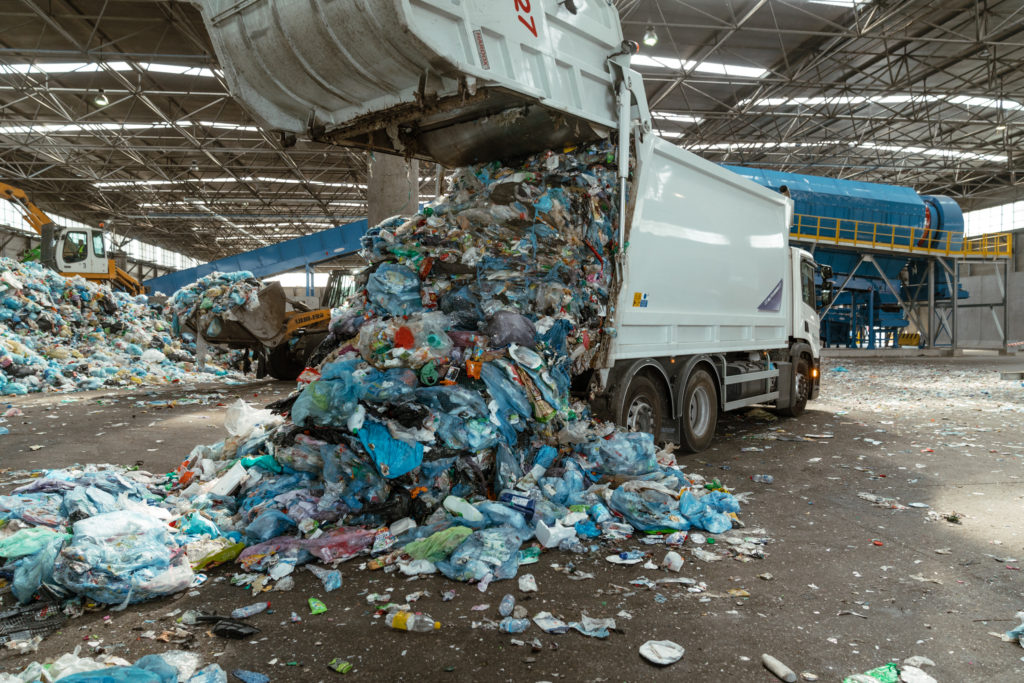 In un anno 3,8 milioni di tonnellate di rifiuti hanno viaggiato lungo la Penisola: siamo lontani dagli obiettivi Ue